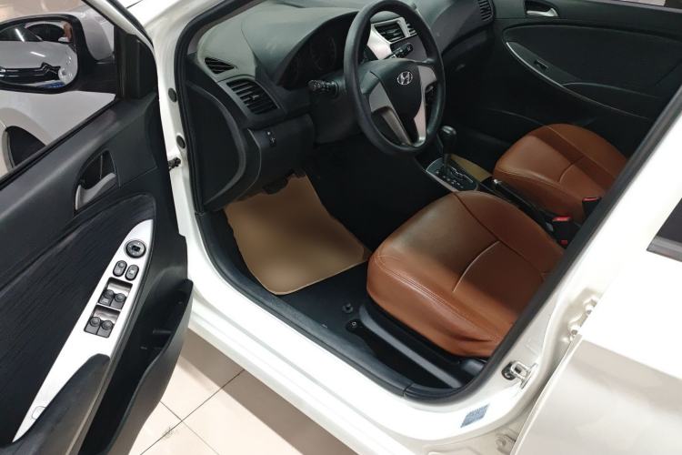 Used Hyundai Verna Ray 2016 1.4L Automatic Leading-Edge GLX Interior 3