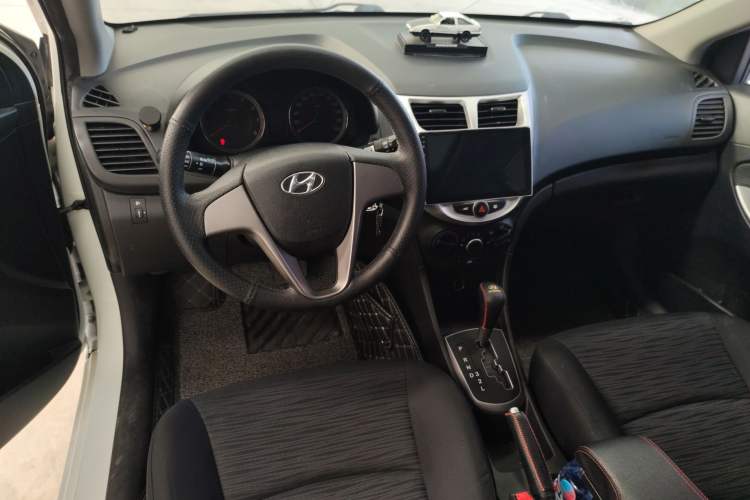 Used Hyundai Verna Ray 2016 1.4L Automatic Leading-Edge GLX Interior 3