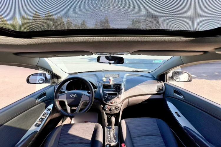 Used Hyundai Verna Ray 2016 1.4L Automatic Leading-Edge GLX Interior 3