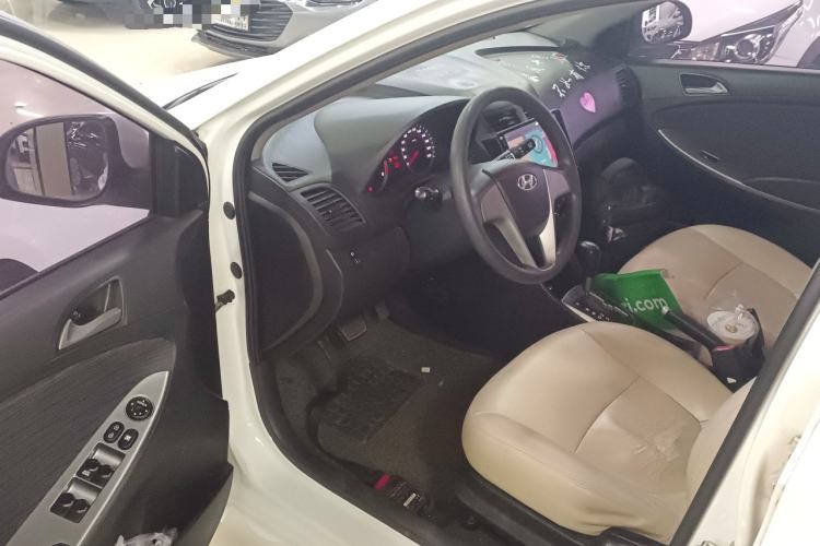 Used Hyundai Verna Ray 2016 1.4L Automatic Leading-Edge GLX Interior 3