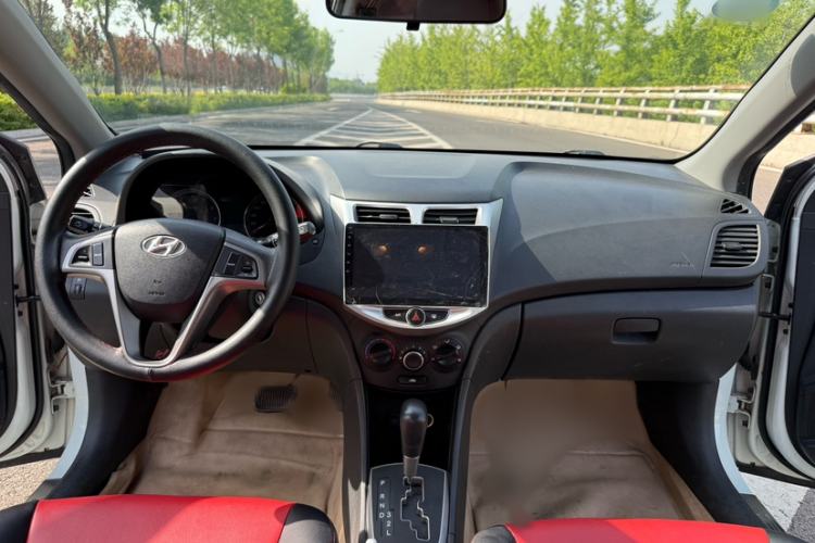 Used Hyundai Verna Ray 2016 1.4L Automatic Leading-Edge GLX Interior 4
