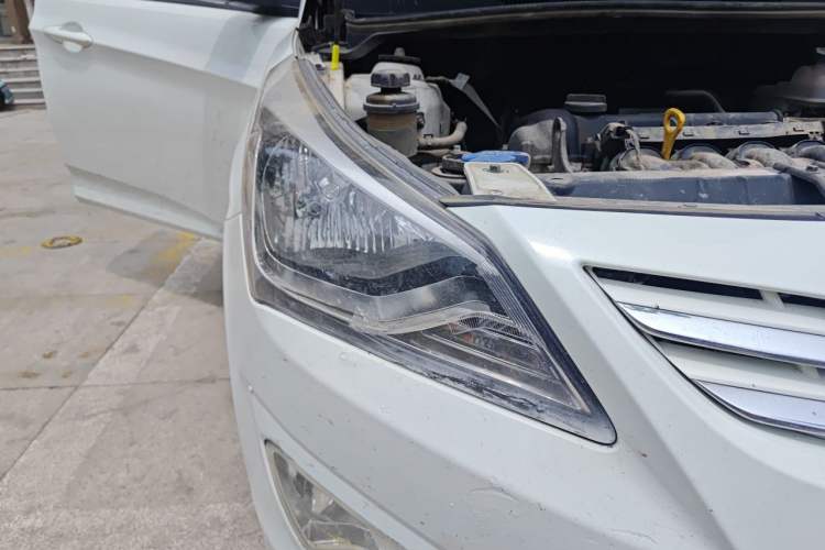 Used Hyundai Verna Ray 2016 1.4L Automatic Leading-Edge GLX Right Front Headlight