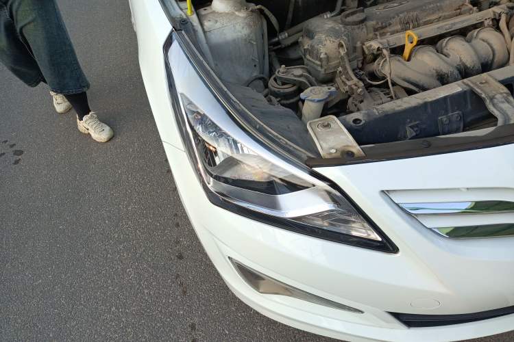Used Hyundai Verna Ray 2016 1.4L Automatic Leading-Edge GLX Right Front Headlight