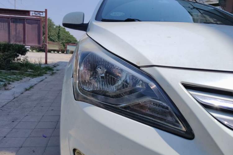 Used Hyundai Verna Ray 2016 1.4L Automatic Leading-Edge GLX Right Front Headlight