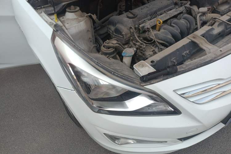 Used Hyundai Verna Ray 2016 1.4L Automatic Leading-Edge GLX Right Front Headlight