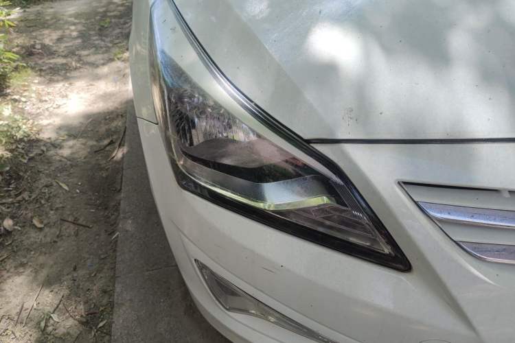 Used Hyundai Verna Ray 2016 1.4L Automatic Leading-Edge GLX Right Front Headlight