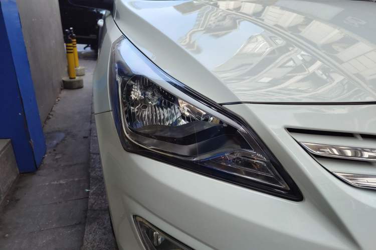 Used Hyundai Verna Ray 2016 1.4L Automatic Leading-Edge GLX Right Front Headlight