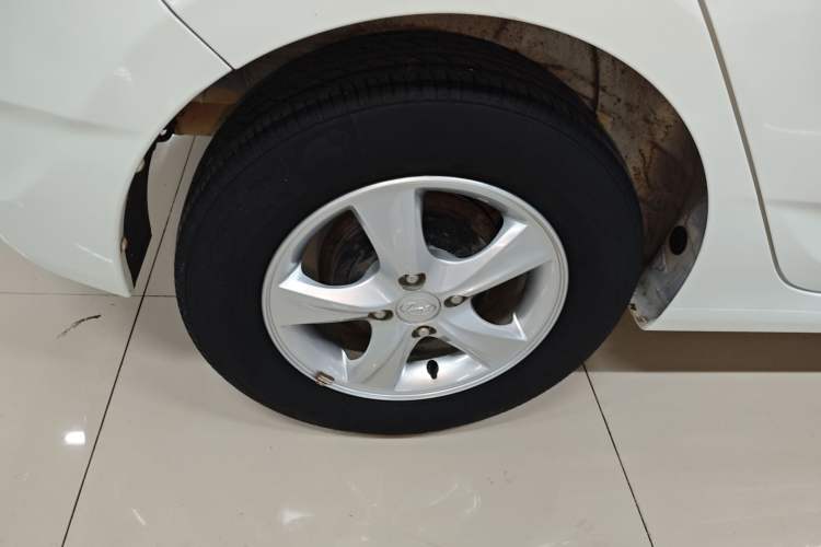 Used Hyundai Verna Ray 2016 1.4L Automatic Leading-Edge GLX Right Rear Wheel Hub