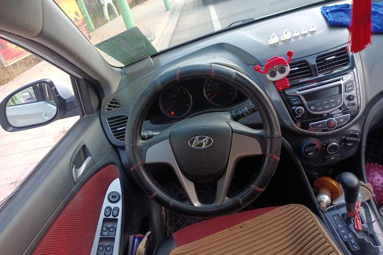 Used Hyundai Verna Ray 2016 1.4L Automatic Leading-Edge GLX Steering Wheel