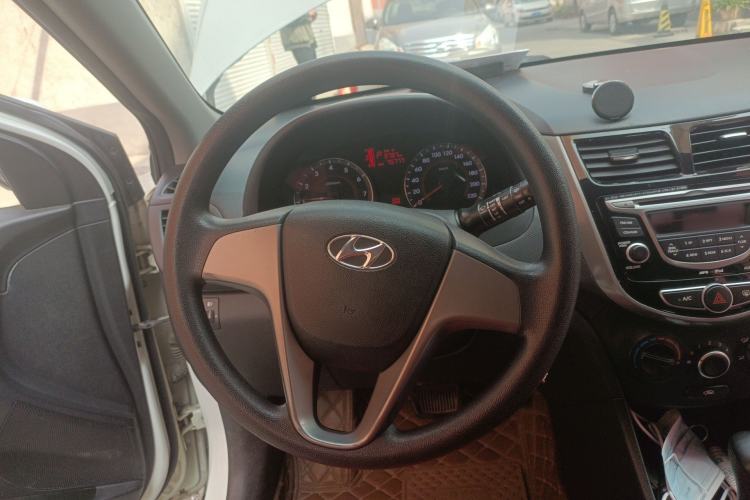 Used Hyundai Verna Ray 2016 1.4L Automatic Leading-Edge GLX Steering Wheel