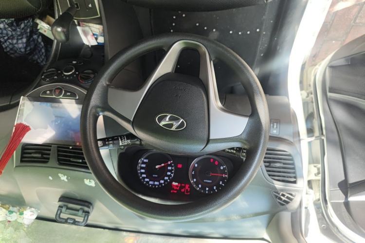 Used Hyundai Verna Ray 2016 1.4L Automatic Leading-Edge GLX Steering Wheel
