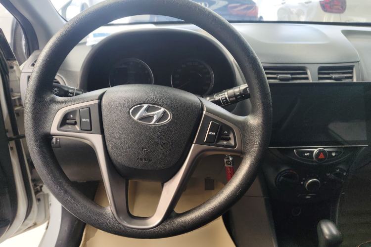 Used Hyundai Verna Ray 2016 1.4L Automatic Leading-Edge GLX Steering Wheel
