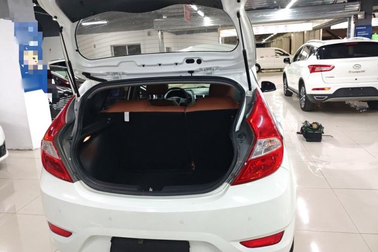 Used Hyundai Verna Ray 2016 1.4L Automatic Leading-Edge GLX Trunk