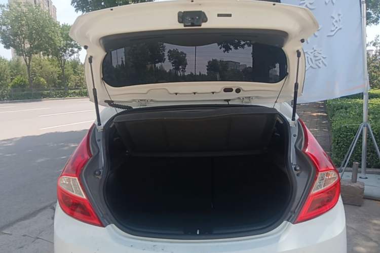 Used Hyundai Verna Ray 2016 1.4L Automatic Leading-Edge GLX Trunk