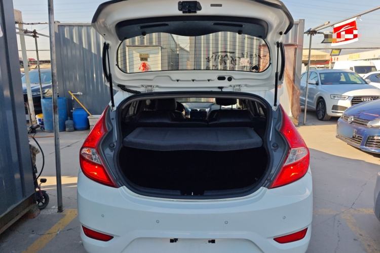 Used Hyundai Verna Ray 2016 1.4L Automatic Leading-Edge GLX Trunk