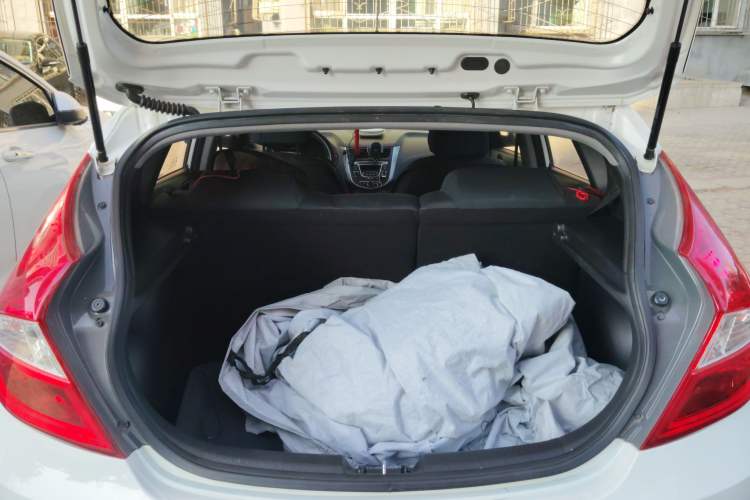 Used Hyundai Verna Ray 2016 1.4L Automatic Leading-Edge GLX Trunk