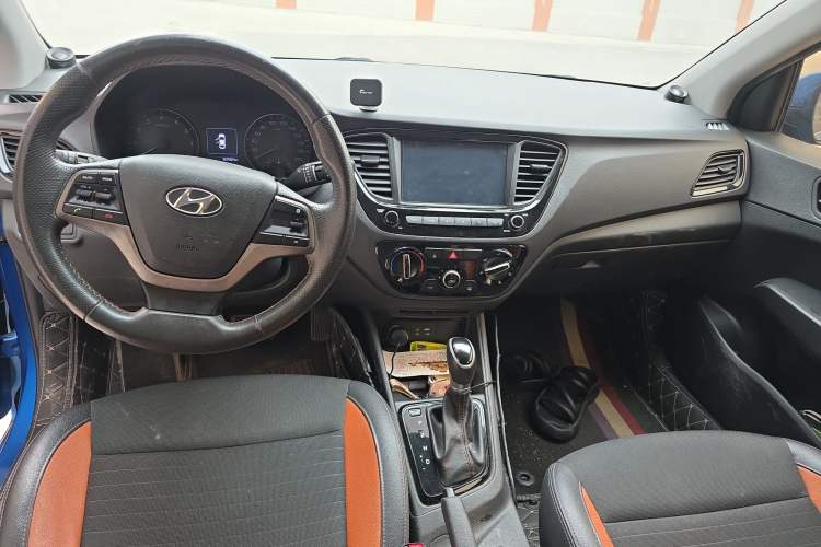 Used Hyundai Verna RV 2017 1.4L Automatic Sport Version National Emission Standard V Center Console