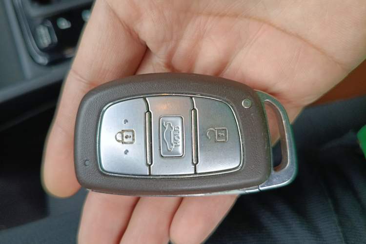 Used Hyundai Verna RV 2017 1.4L Automatic Sport Version National Emission Standard V Vehicle Key
