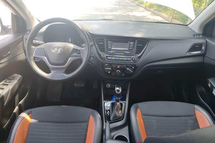 Used Hyundai Verna RV 2017 1.4L Automatic Sport Version National Emission Standard V Center Console