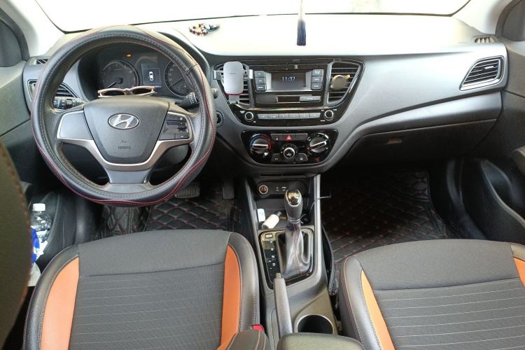 Used Hyundai Verna RV 2017 1.4L Automatic Sport Version National Emission Standard V Center Console