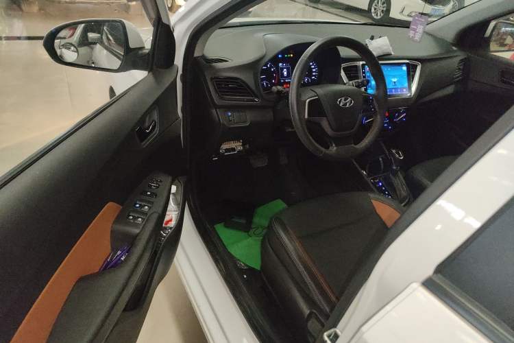 Used Hyundai Verna RV 2017 1.4L Automatic Sport Version National Emission Standard V Interior 3