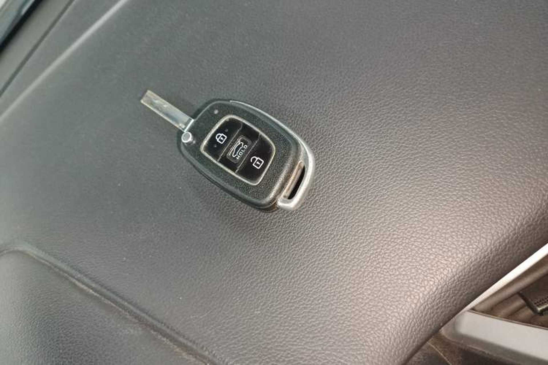 Used Hyundai Verna RV 2017 1.4L Manual Cool Edition GLS China V Emission Standard Vehicle Key