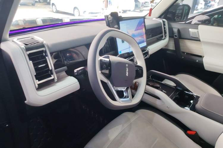 Used iCAR 03 2024 401km Range Two-Wheel Drive Standard Yuechao Version Center Console