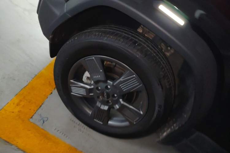 Used iCAR 03 2024 401km Range Two-Wheel Drive Standard Yuechao Version Left Front Wheel Hub