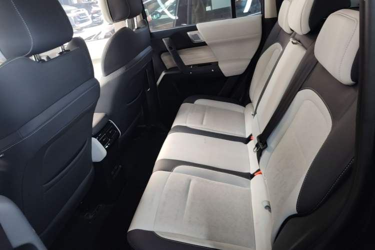 Used iCAR 03 2024 401km Range Two-Wheel Drive Standard Yuechao Version Left Rear Seat