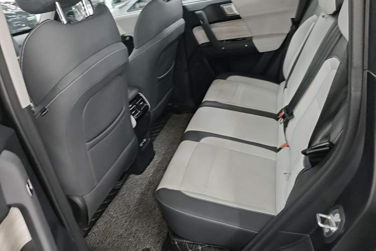 Used iCAR 03 2024 472km Four-Wheel Drive Long-Range Version Left Rear Seat