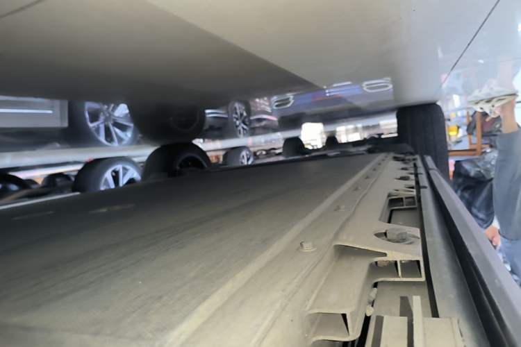 Used iCAR 03 2024 472km Four-Wheel Drive Long-Range Version Right Side Sill