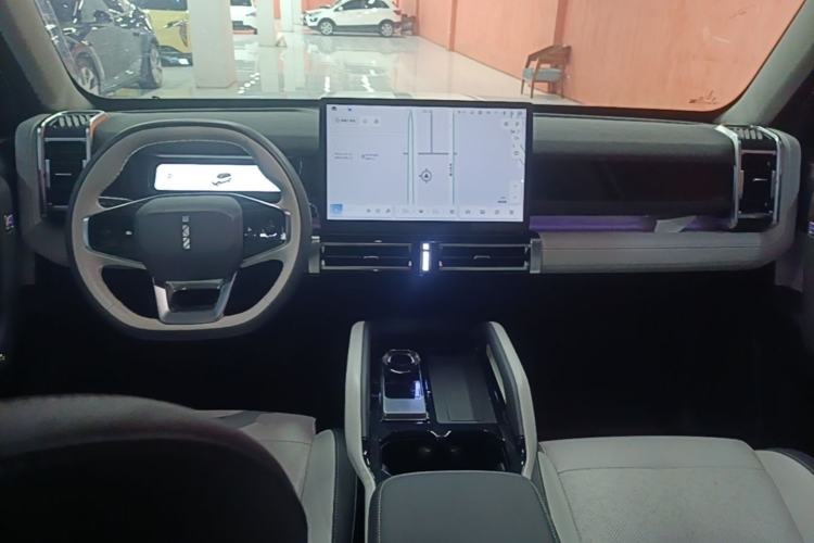 Used iCAR 03 2024 501km Four-wheel Drive Long-Range Advanced Version Center Console