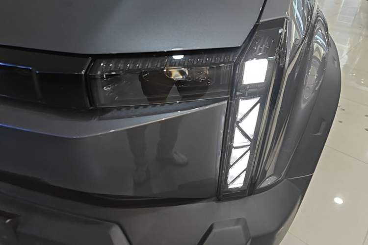 Used iCAR 03 2024 501km Four-wheel Drive Long-Range Advanced Version Left Front Headlight