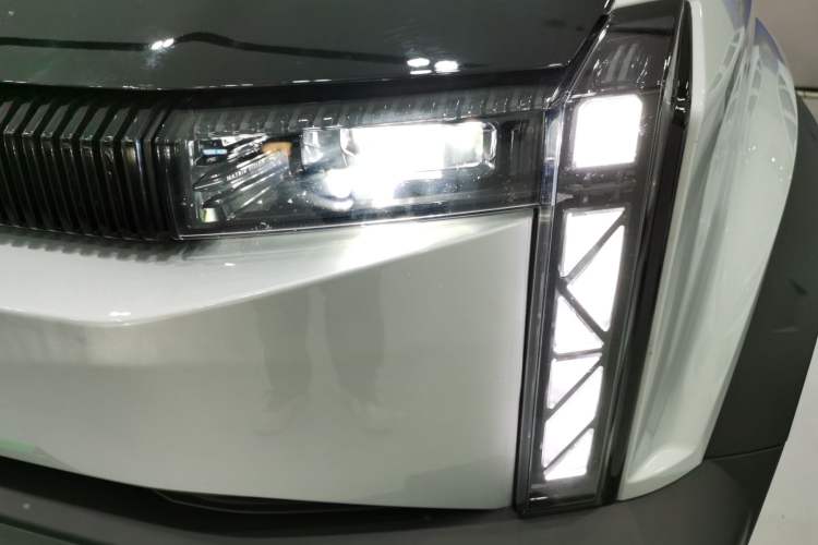 Used iCAR 03 2024 472km Four-Wheel Drive Long-Range Version Left Front Headlight