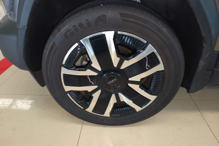 Used iCAR 03 2024 501km Range Two-Wheel Drive Long-Range Smart Trend Edition Left Front Wheel Hub