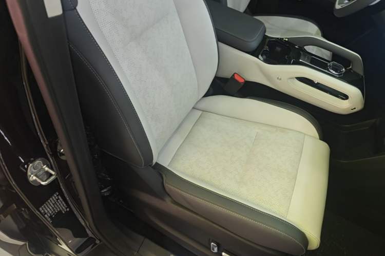 Used iCAR 03 2024 501km Four-wheel Drive Long-Range Advanced Version Right Front Seat
