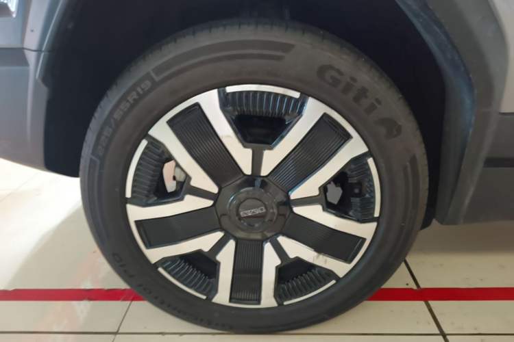Used iCAR 03 2024 501km Range Two-Wheel Drive Long-Range Smart Trend Edition Right Rear Wheel Hub