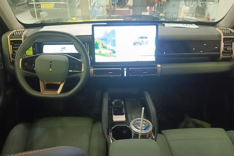 Used iCAR 03 2024 501km Four-wheel Drive Long-Range Advanced Version Center Console