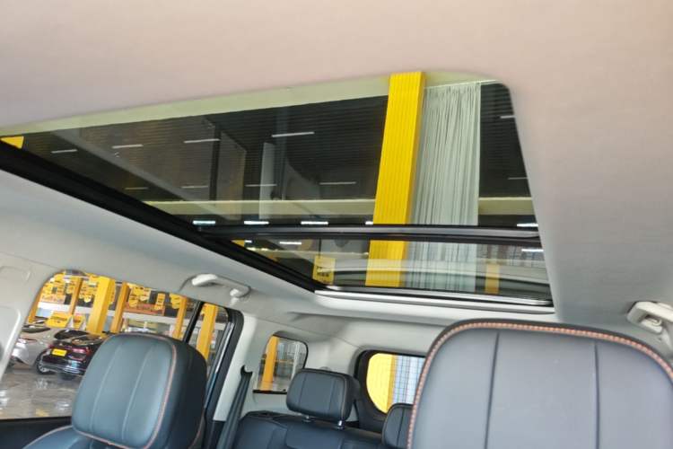 Used iCAR 03 2024 501km Four-wheel Drive Long-Range Advanced Version Headliner