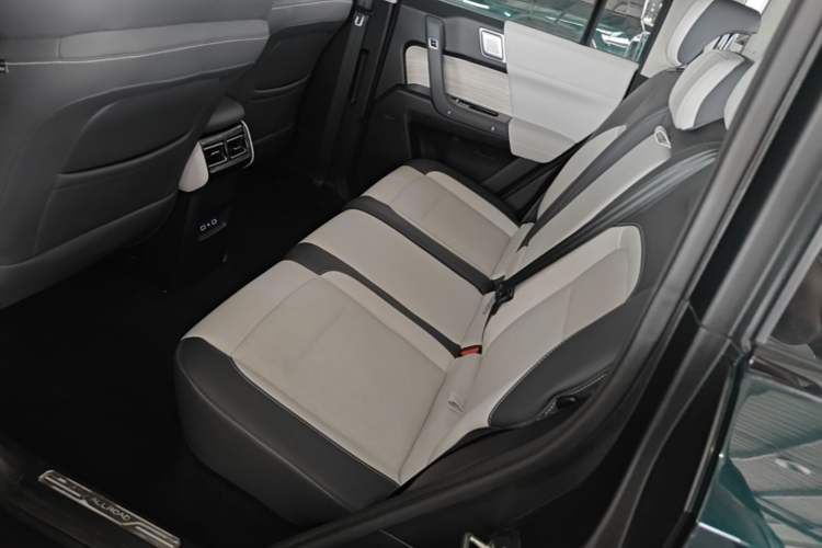 Used iCAR 03 2024 472km Four-Wheel Drive Long-Range Version Left Rear Seat