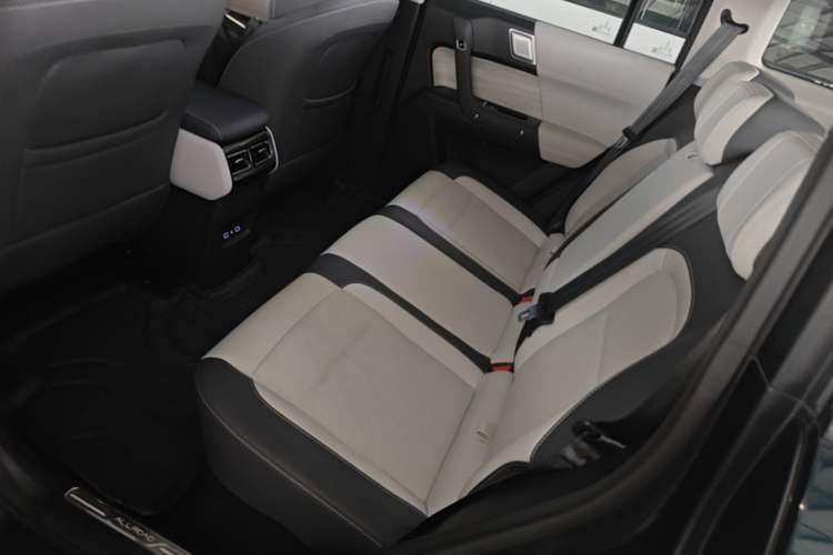 Used iCAR 03 2024 401km Range Two-Wheel Drive Standard Yuechao Version Left Rear Seat
