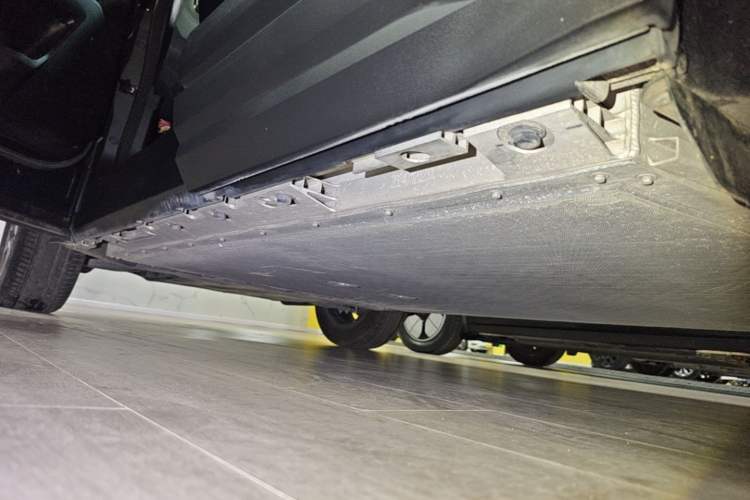 Used iCAR 03 2024 401km Two-Wheel Drive Standard Advanced Version Left Side Sill