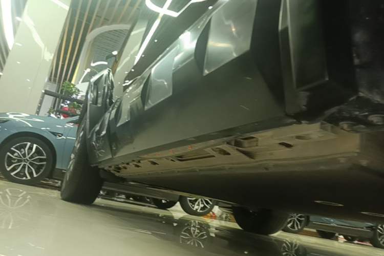 Used iCAR 03 2024 501km Four-wheel Drive Long-Range Advanced Version Right Side Sill
