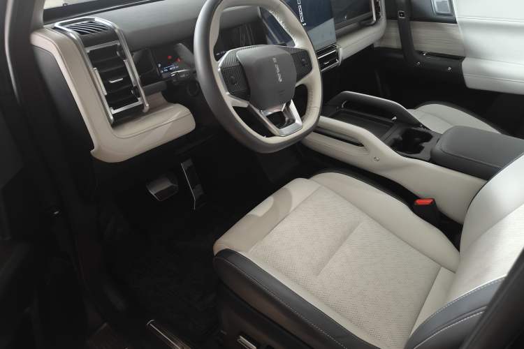Used iCAR 03 2024 401km Range Two-Wheel Drive Standard Yuechao Version Interior 2