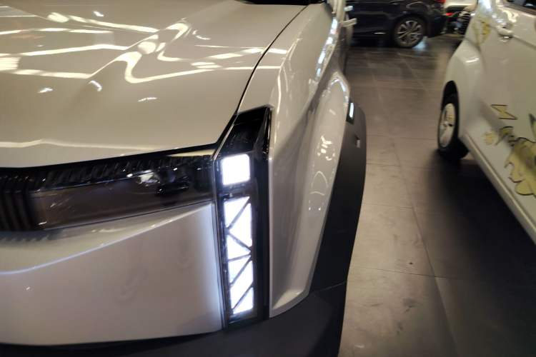 Used iCAR 03 2024 401km Range Two-Wheel Drive Standard Yuechao Version Left Front Headlight