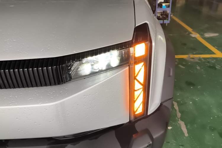 Used iCAR 03 2024 472km Four-Wheel Drive Long-Range Intelligent Advanced Version Left Front Headlight