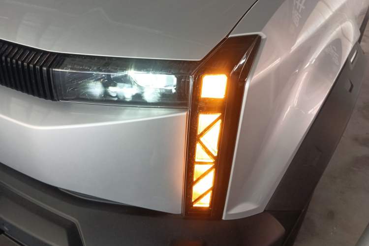 Used iCAR 03 2024 501km Range Two-Wheel Drive Long-Range Smart Trend Edition Left Front Headlight