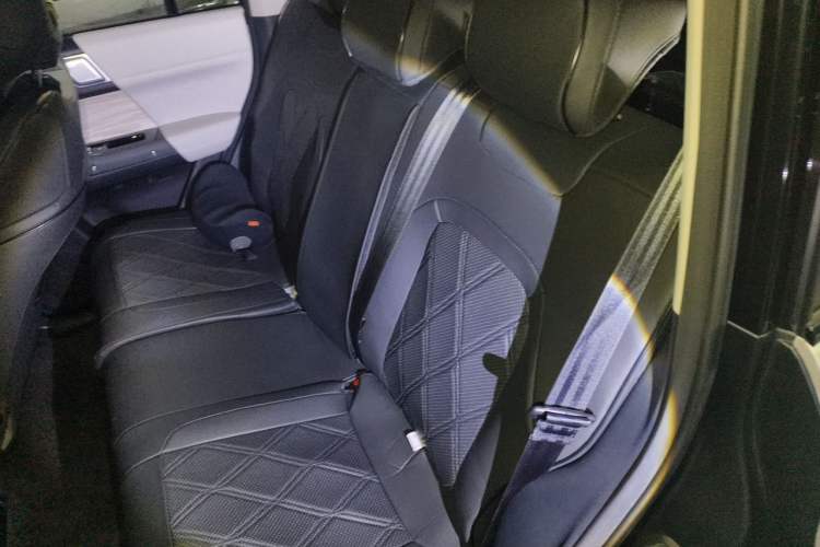Used iCAR 03 2024 472km Four-Wheel Drive Long-Range Version Left Rear Seat