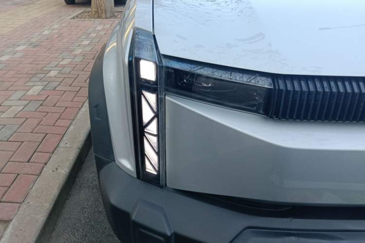 Used iCAR 03 2024 501km Four-wheel Drive Long-range Intelligent Driving Edition Right Front Headlight