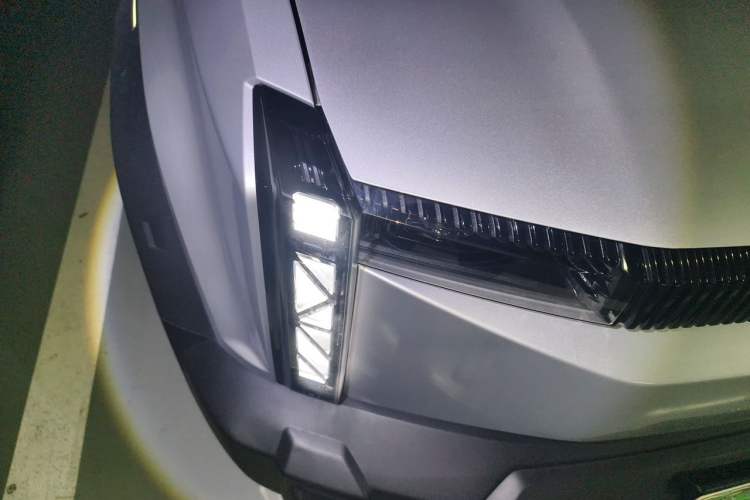 Used iCAR 03 2024 472km Four-Wheel Drive Long-Range Version Right Front Headlight